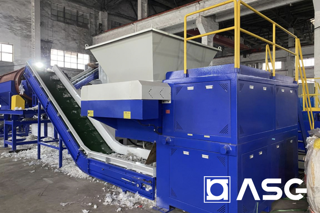 Granulator machine for plastic recycling